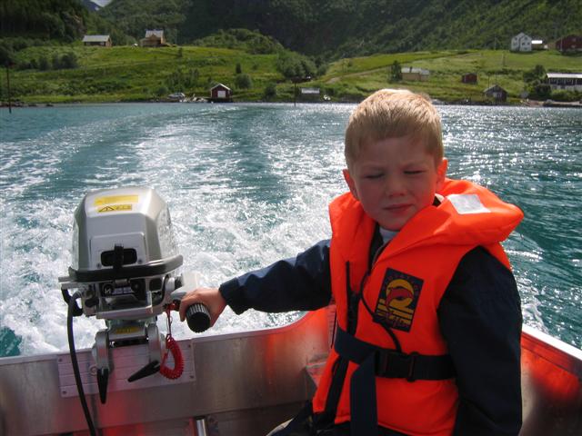 Daniel måtte også styre båt