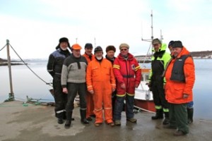 Hele gjengen på kaia hos Øystein.